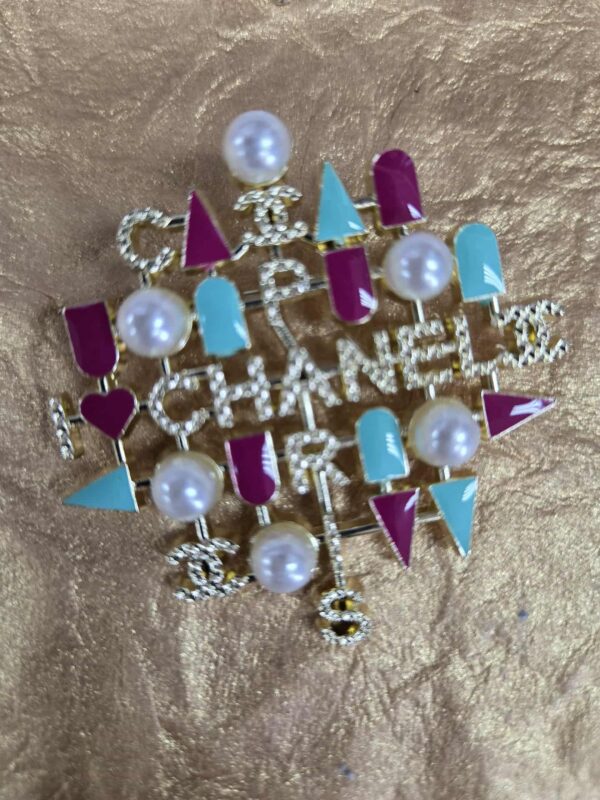 Legendary Marie Brooches 35